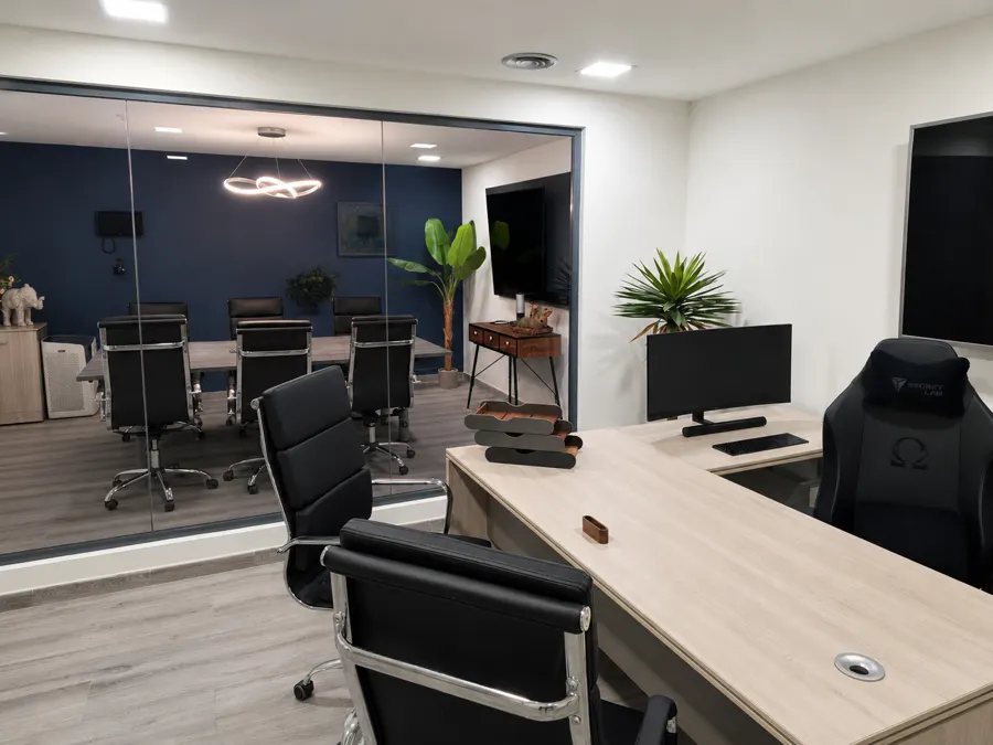 Despacho de trabajo con vistas a la sala de reuniones a través del cristal