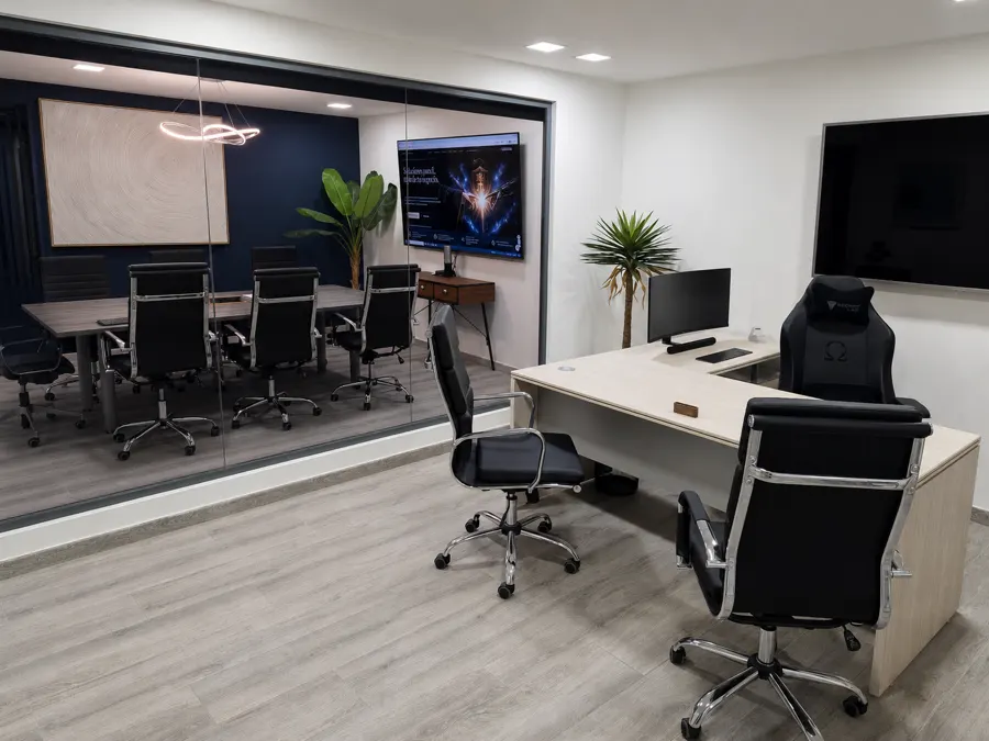Despacho y sala de reuniones comunicados por la mampara de vidrio