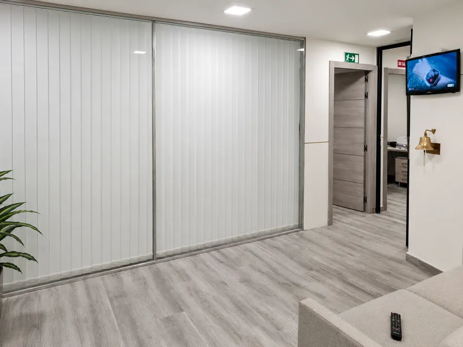 Entrada y recepción con el cuadro de la pared y la celosía de madera
