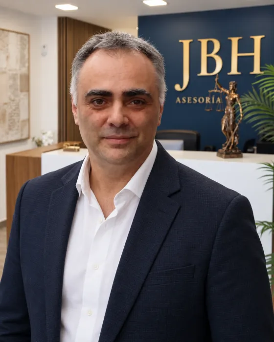 Lorenzo Ballanti Morán, socio fundador de JBH, en la recepción de la sede de Blanes