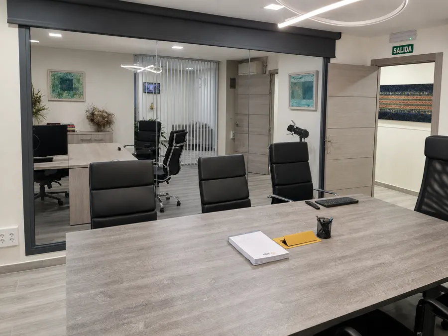 Sala de reuniones desde el otro extremo, mirando hacia el despacho contiguo
