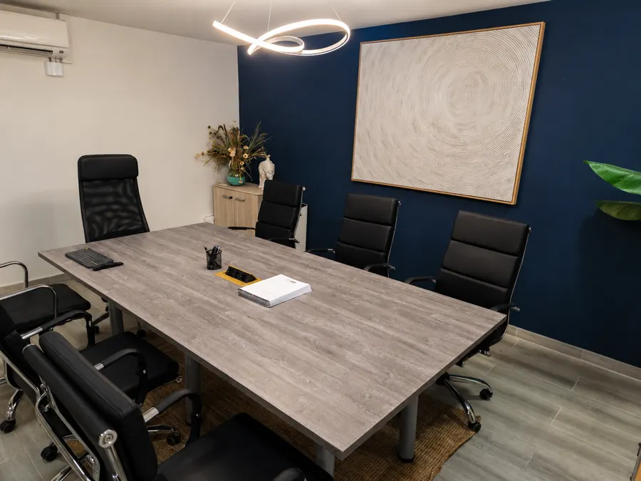 Sala de reuniones desde el lateral, con la lámpara de aro y la mampara