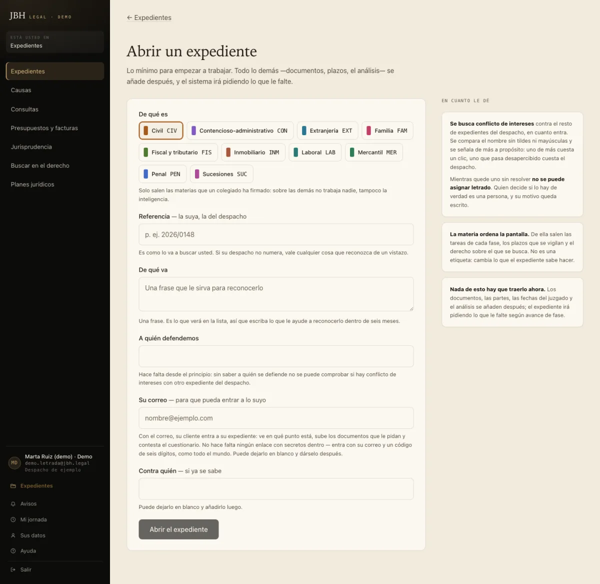 El formulario para abrir un expediente a mano: materia, referencia y cliente