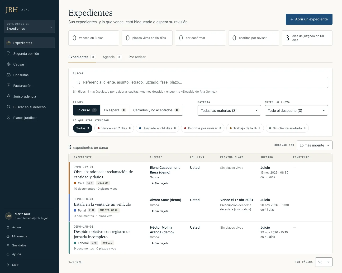 La pantalla Expedientes del panel: buscador, filtros y la lista de expedientes con su próximo plazo y su día de juzgado